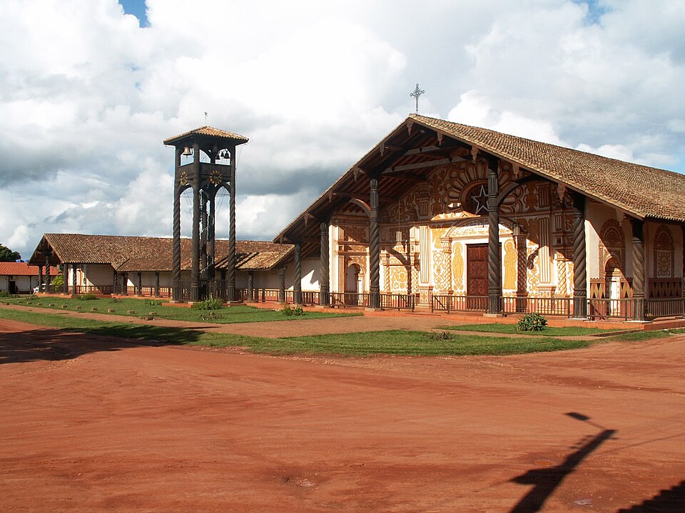 El templo misional de Concepción, de madera y adobe, con su campanario aparte