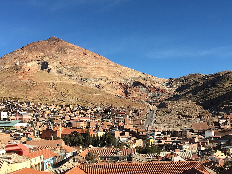 Los tejados de Potosí con el Cerro Rico, una montaña rojiza, detrás