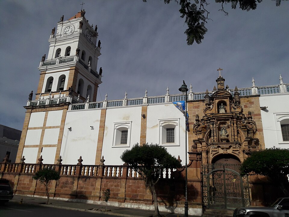 La catedral blanca de Sucre con su torre, frente a la plaza principal