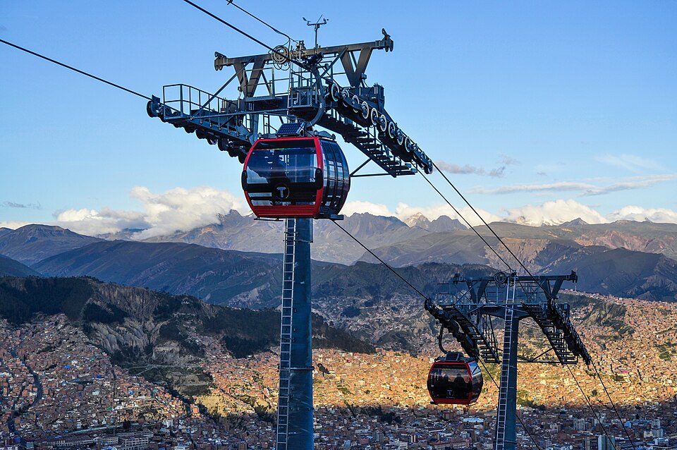 Cabinas rojas de Mi Teleférico sobre las casas de La Paz, con montañas al fondo
