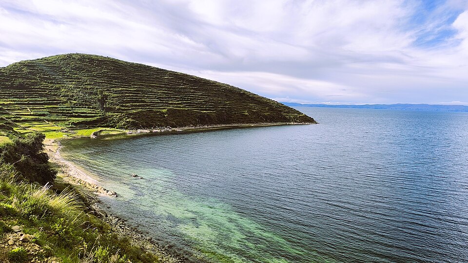 Terrazas de la Isla del Sol frente al agua azul del lago Titicaca