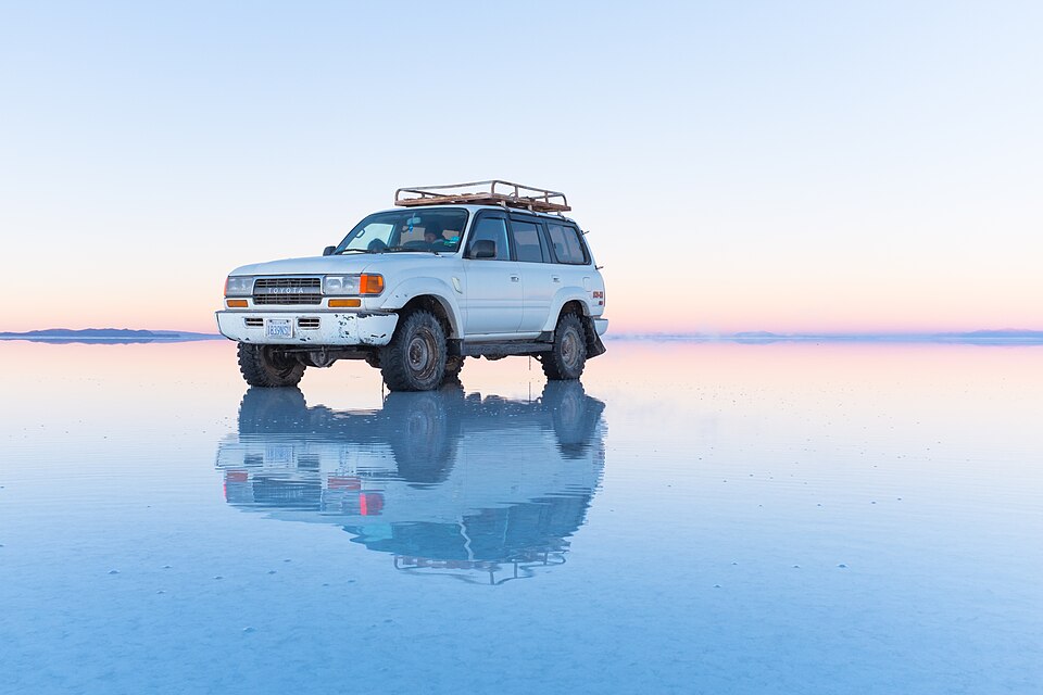 Una camioneta reflejada en el agua que cubre el Salar de Uyuni, como en un espejo