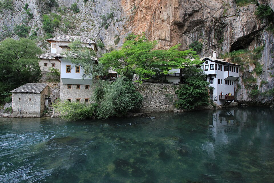 La casa de derviches de Blagaj junto al río Buna bajo un acantilado