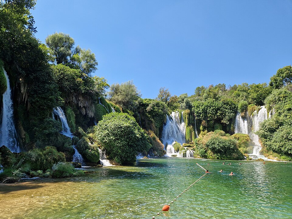 Las cascadas de Kravica caen a una laguna verde