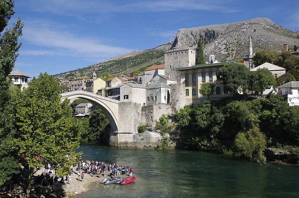 El puente Stari Most de Mostar sobre el río Neretva