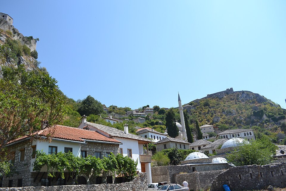Casas de piedra y la mezquita de Počitelj en la colina