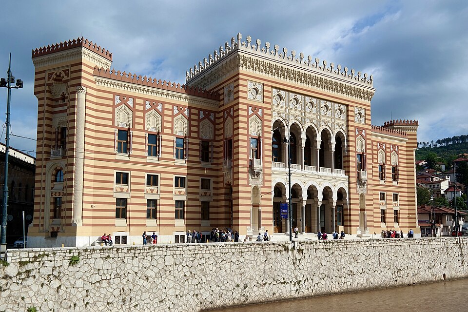 El edificio de rayas de la Vijećnica de Sarajevo