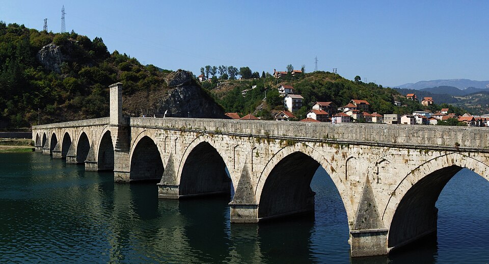 Los arcos de piedra del puente Mehmed Paša Sokolović sobre el Drina