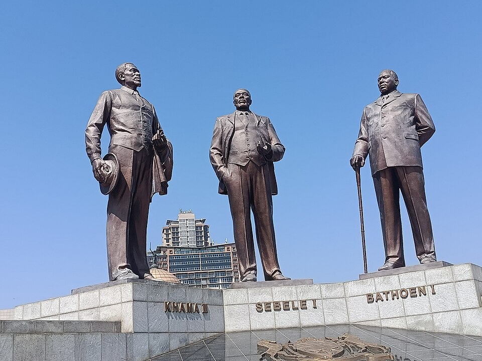 Estatuas de bronce de los tres jefes en el Monumento de los Tres Dikgosi de Gaborone