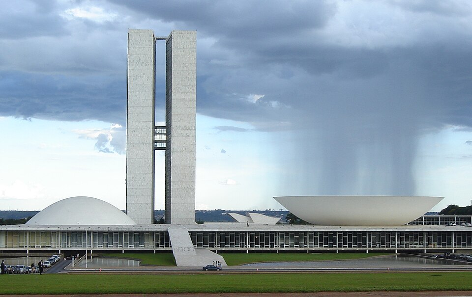 El Congreso Nacional de Brasilia, con sus dos torres y sus cúpulas, bajo nubes de lluvia