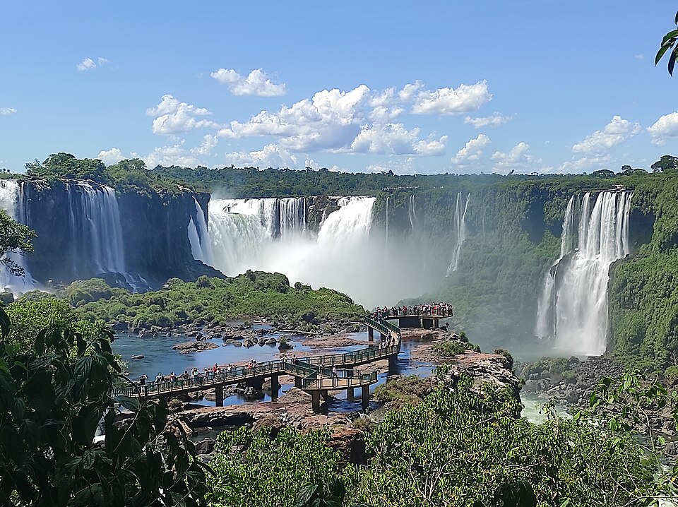 Las cataratas del Iguazú con sus saltos de agua entre la selva y una pasarela