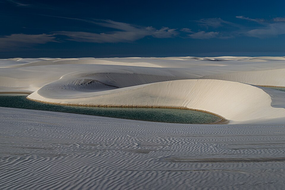 Una laguna entre dunas de arena blanca en Lençóis Maranhenses