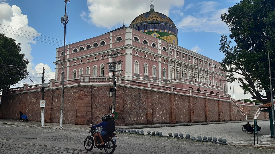 El Teatro Amazonas de Manaus, rosa y blanco, con su cúpula de colores