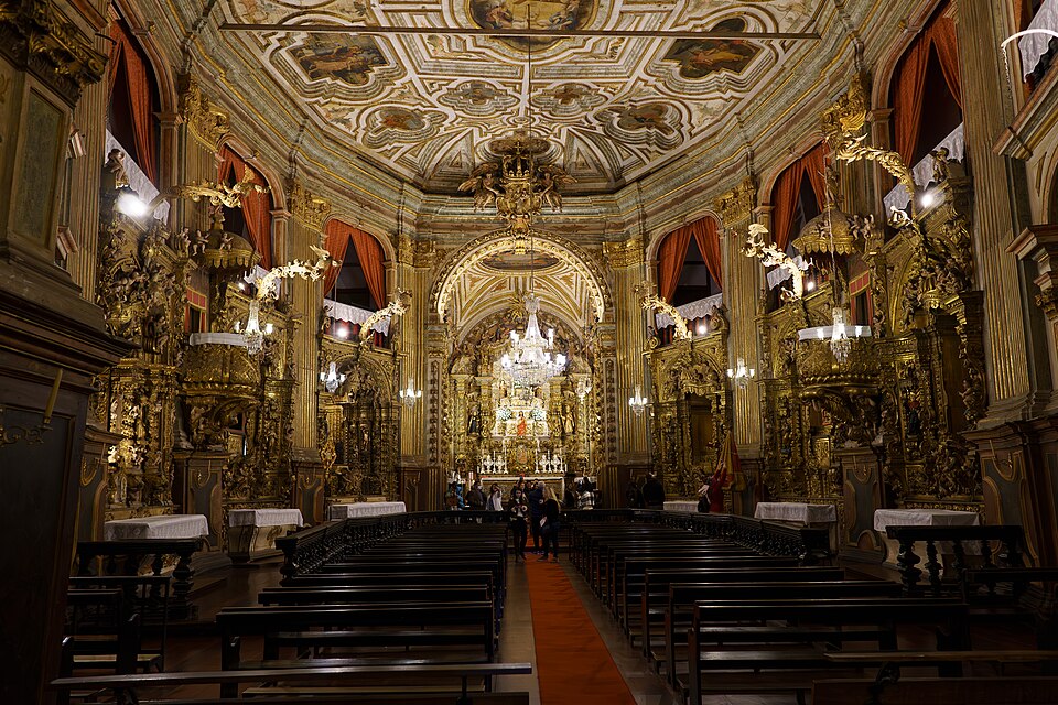 Interior dorado de una iglesia barroca de Ouro Preto