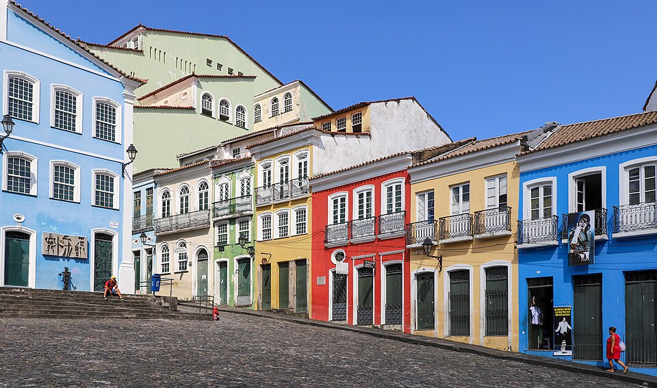 Casas coloniales de colores en la plaza del Pelourinho, en Salvador