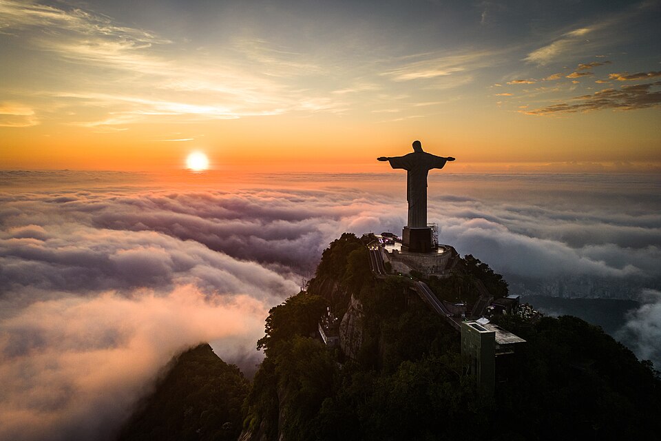 El Cristo Redentor sobre el cerro del Corcovado, por encima de un mar de nubes al amanecer