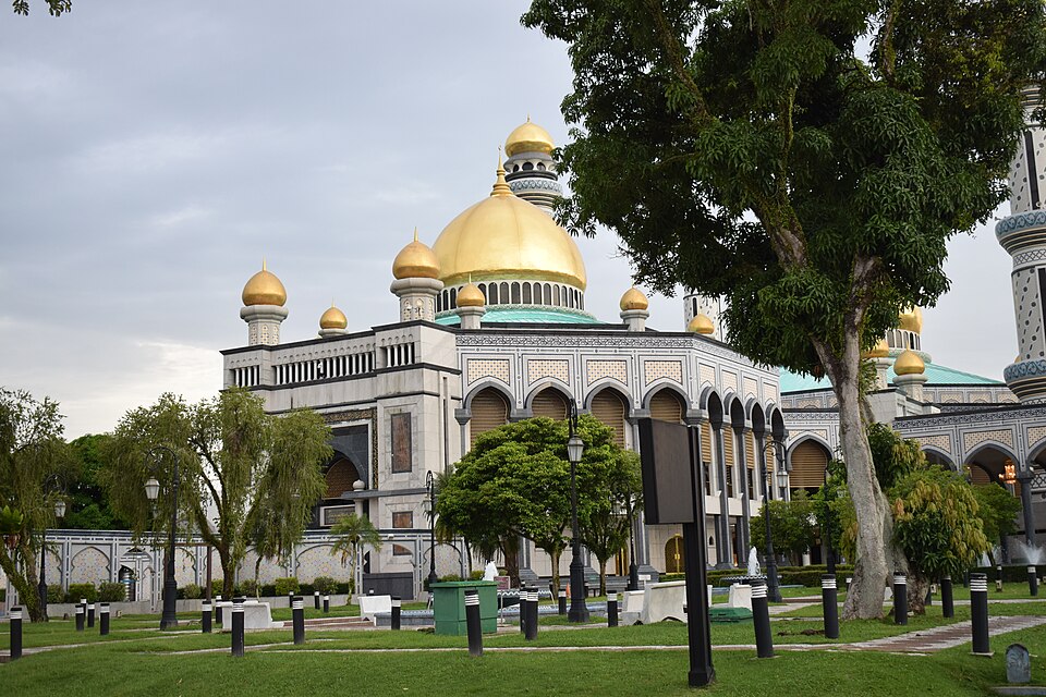 La mezquita Jame' Asr Hassanil Bolkiah con cúpulas doradas entre árboles
