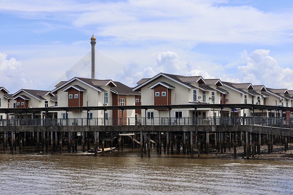 Casas de varios pisos sobre pilotes en el río en Kampong Ayer