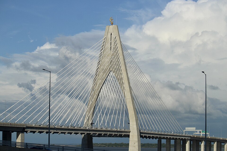El arco de concreto y los cables del puente de Temburong