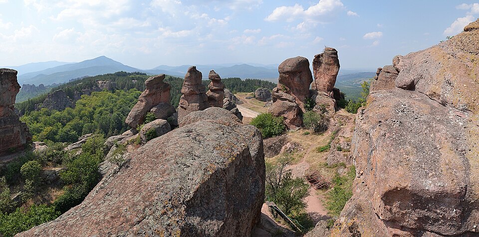 Las rocas rojizas de Belogradchik entre bosques