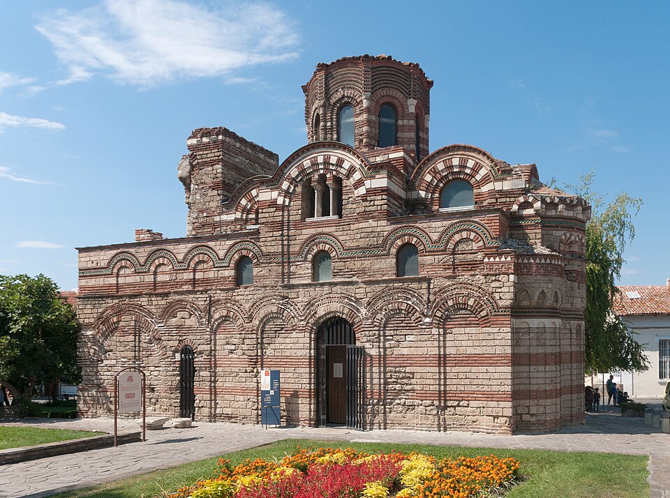 La iglesia de Cristo Pantocrátor en Nesebar con su fachada de ladrillo