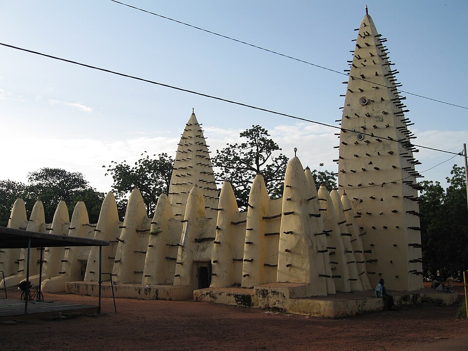 Gran Mezquita de barro de Bobo-Dioulasso con sus torres cónicas y vigas de madera