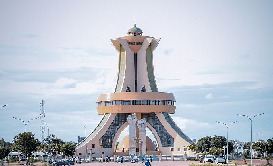 Monumento a los Héroes Nacionales en Uagadugú bajo un cielo nublado