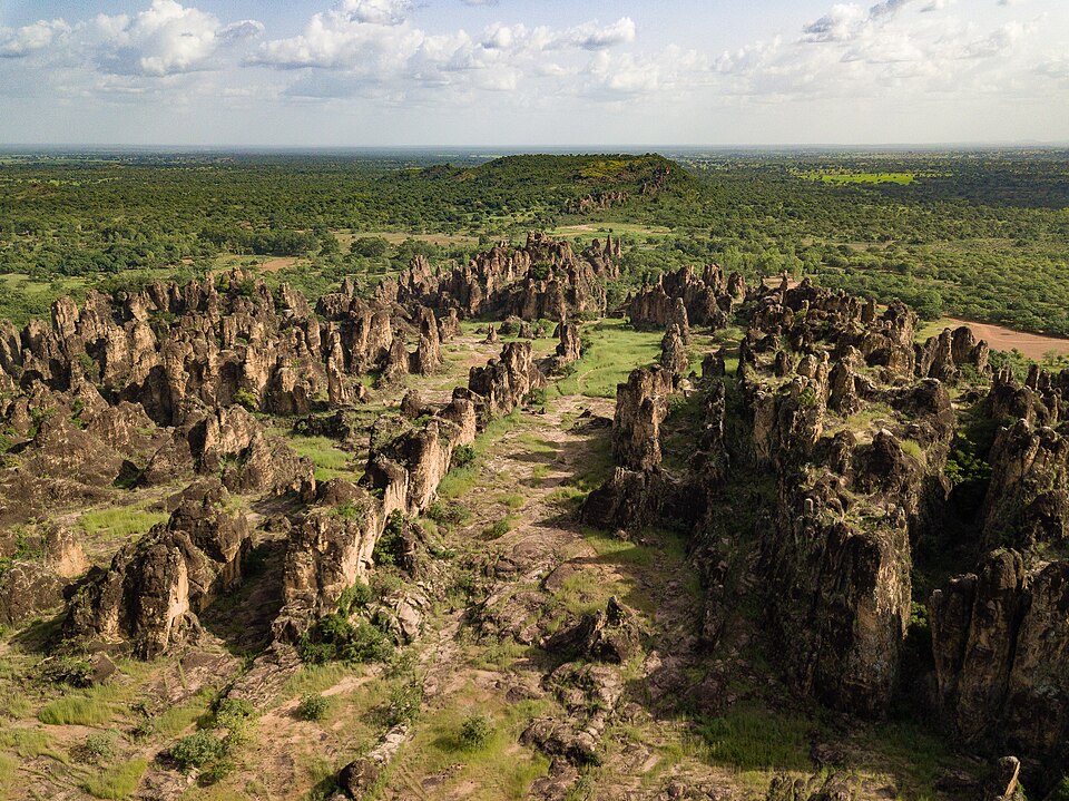 Vista aérea de las agujas de roca de los Picos de Sindou