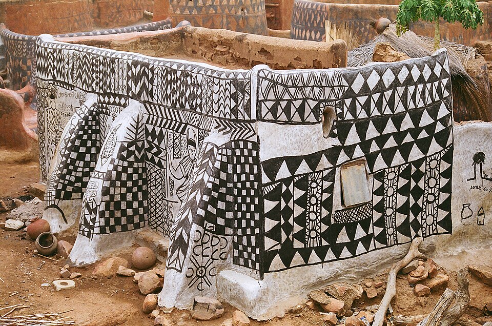 Casa kassena pintada con motivos geométricos negros y blancos en Tiébélé
