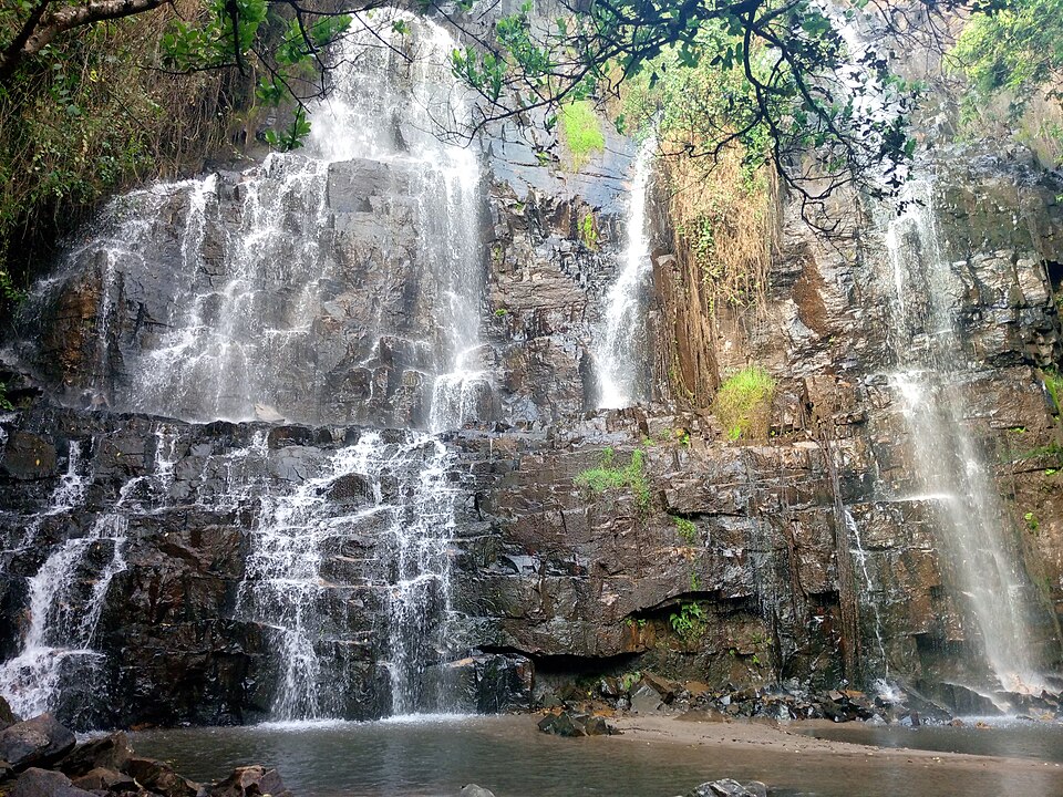 Cascadas de Karera cayendo por una pared de roca oscura