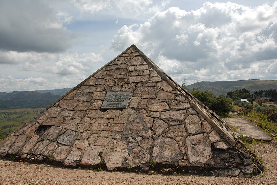 Pirámide de piedra que marca la fuente más al sur del Nilo, entre colinas