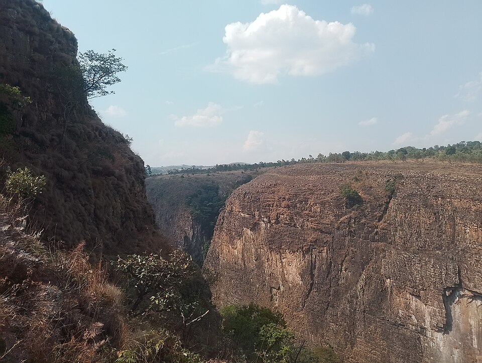 Paredes rojizas del cañón de la Falla de Nyakazu vistas desde lo alto