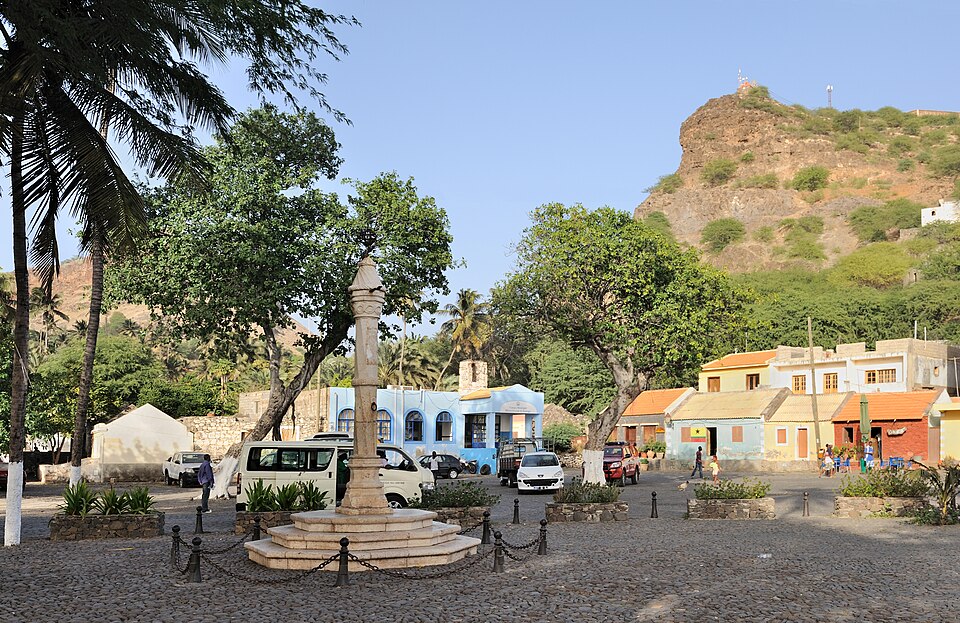 Plaza de Cidade Velha con la picota de piedra y casas de colores