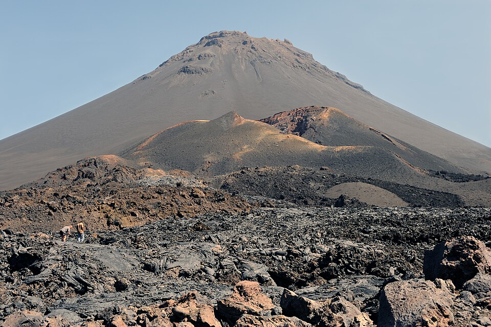 El cono del Pico do Fogo sobre campos de lava negra