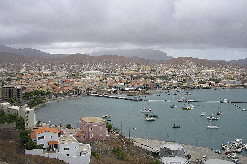 Vista de la bahía y la ciudad de Mindelo con veleros