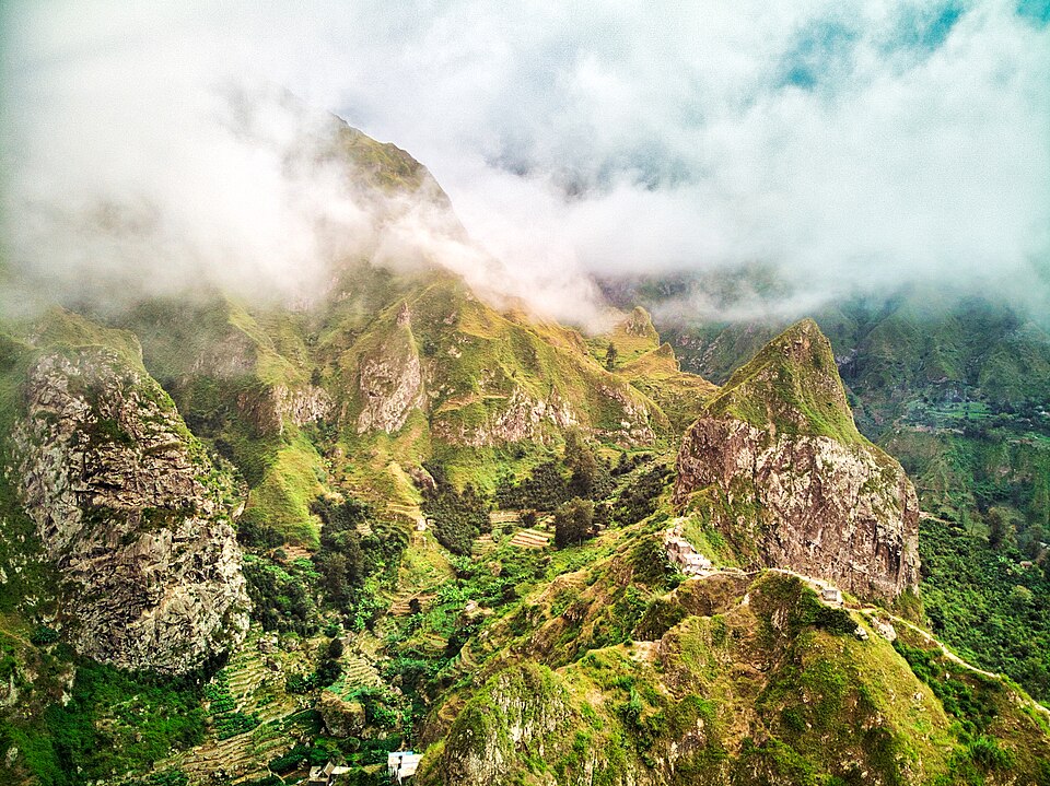 Montañas verdes y escarpadas del valle de Paul entre nubes