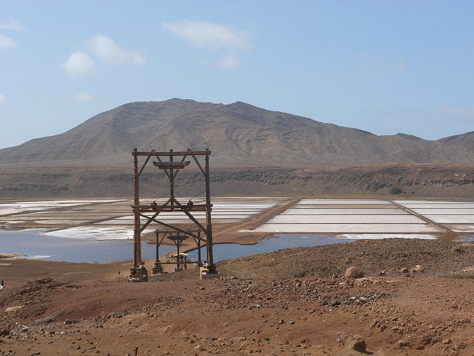 Torre de madera del antiguo teleférico de la sal frente a las salinas de Pedra de Lume