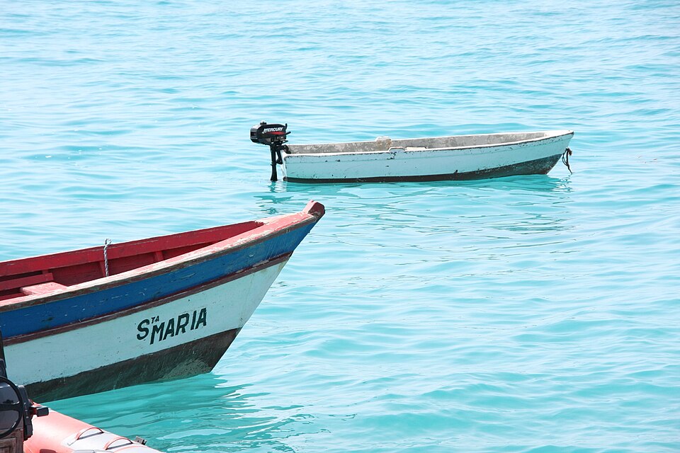 Barcas de pescadores en agua turquesa en Santa Maria