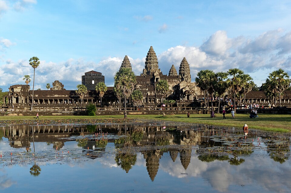 Las torres de Angkor Wat reflejadas en un estanque bajo un cielo azul
