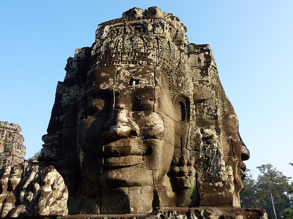 Un gran rostro sonriente tallado en una torre de piedra del Bayón