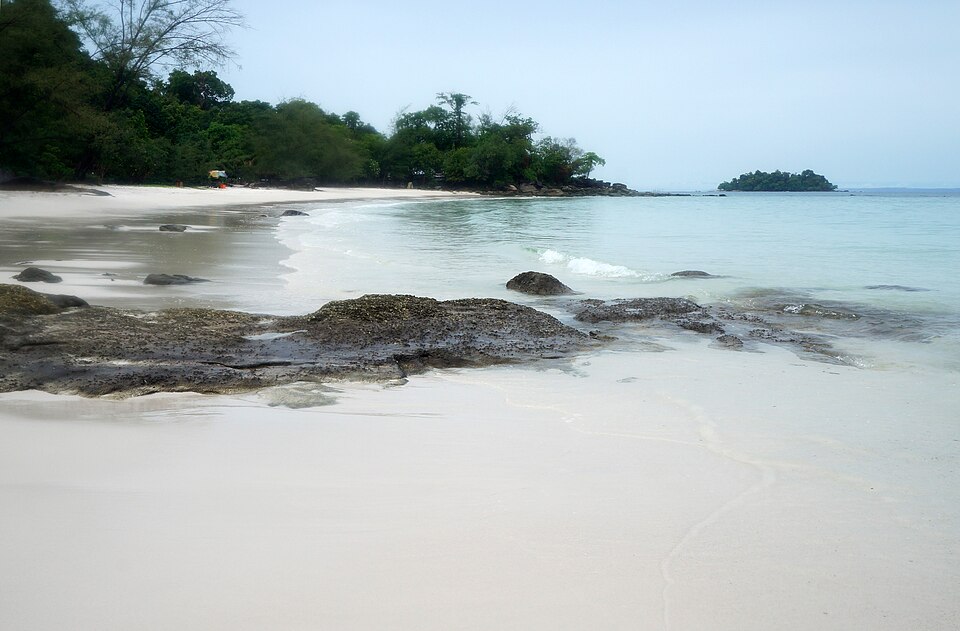 Una playa de arena blanca de Koh Rong con un islote al fondo