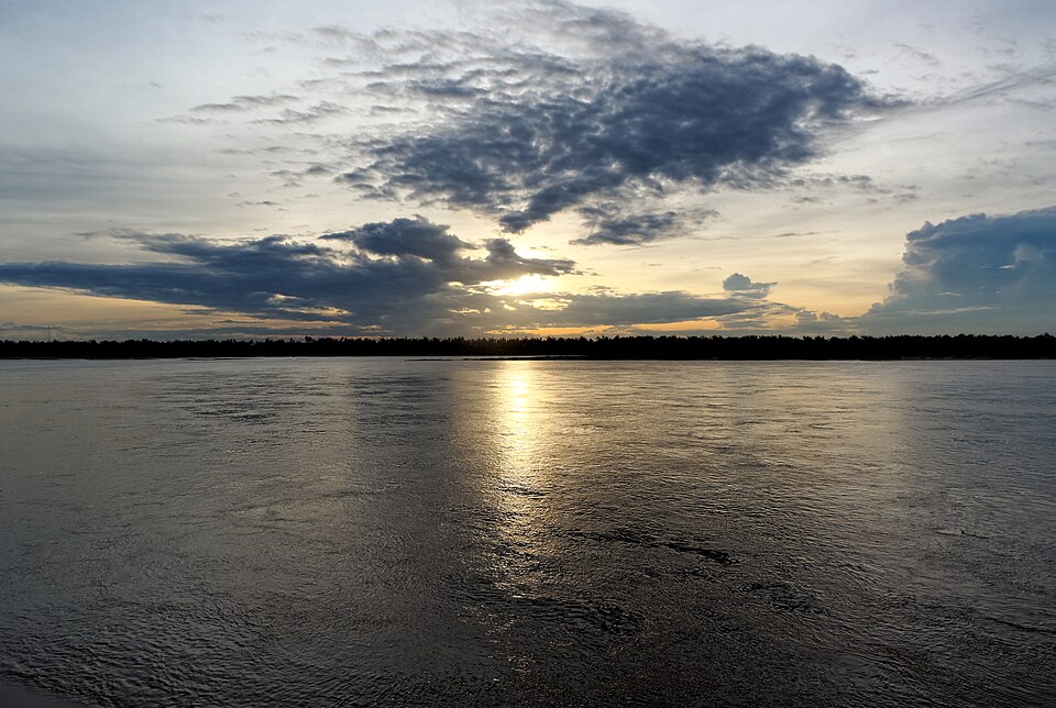 Atardecer sobre el ancho río Mekong en Kratie