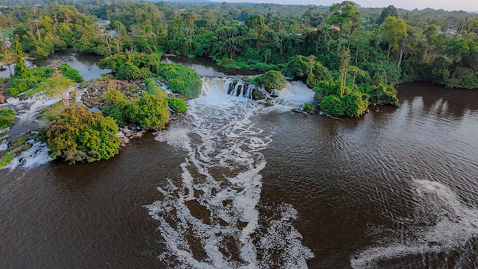 Cascadas del río Lobé entre la selva justo antes de llegar al mar