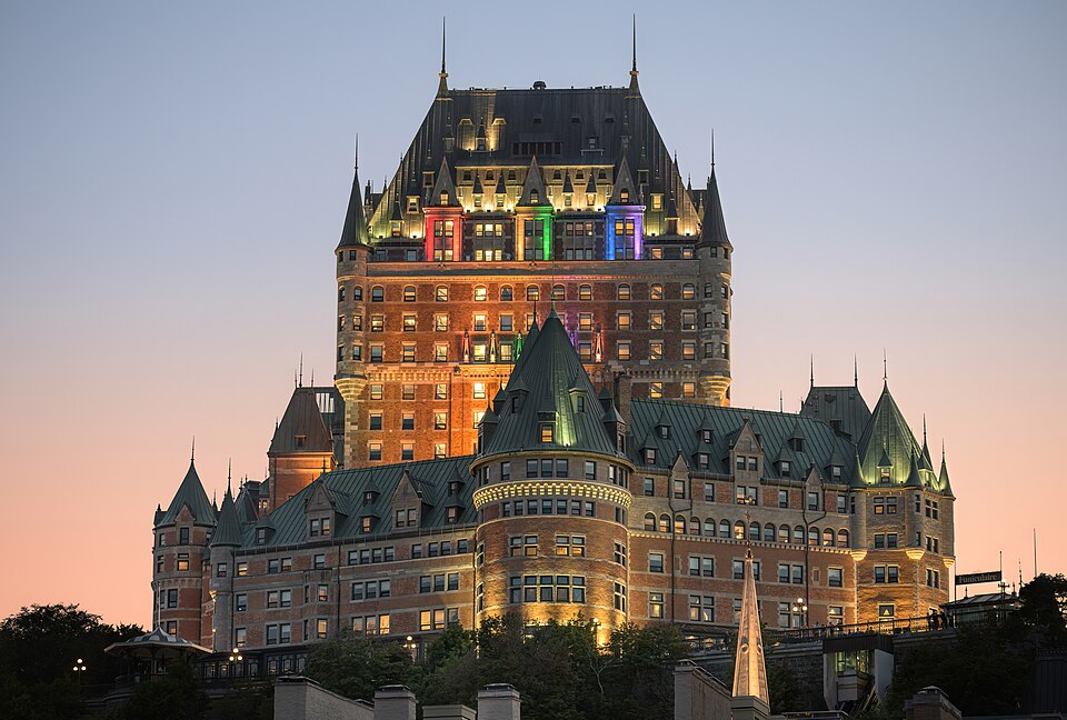 El hotel Château Frontenac iluminado al atardecer en la ciudad de Quebec