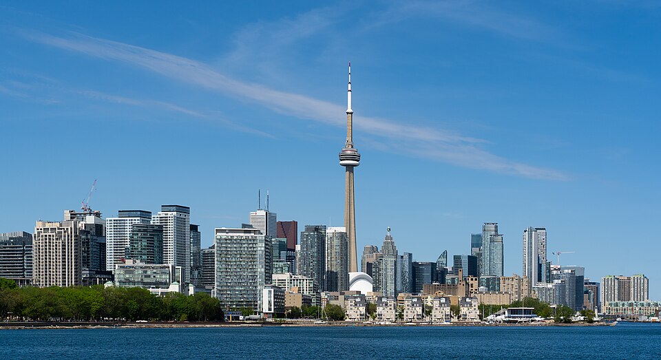 Los rascacielos de Toronto y la Torre CN frente al lago Ontario