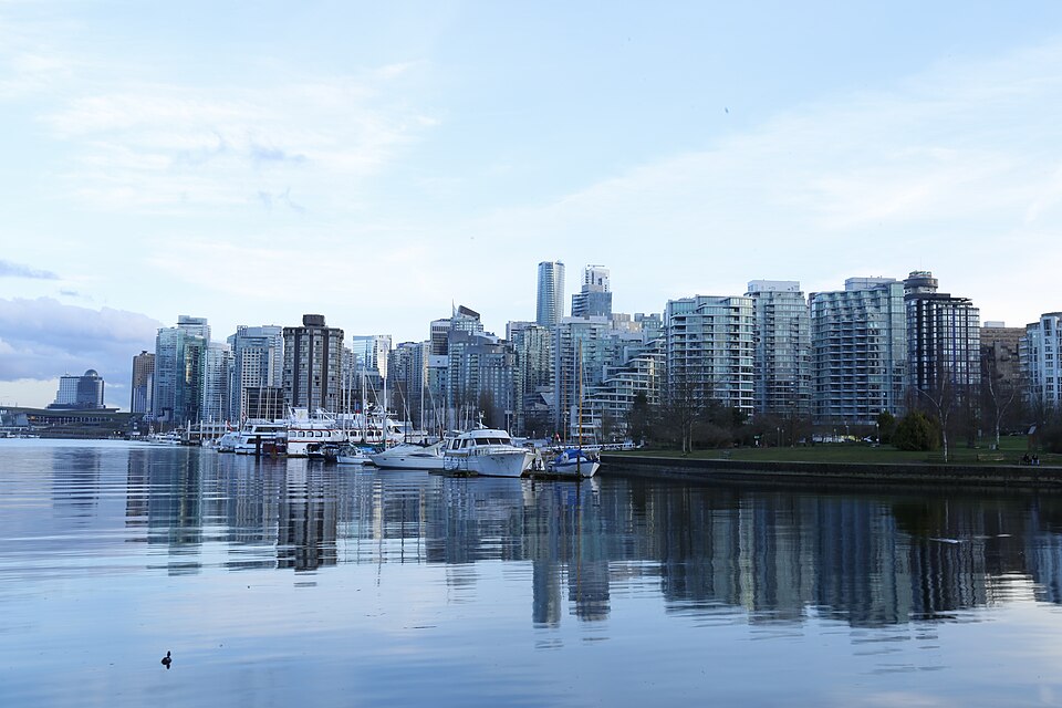 Los edificios de Vancouver reflejados en el agua, vistos desde Stanley Park