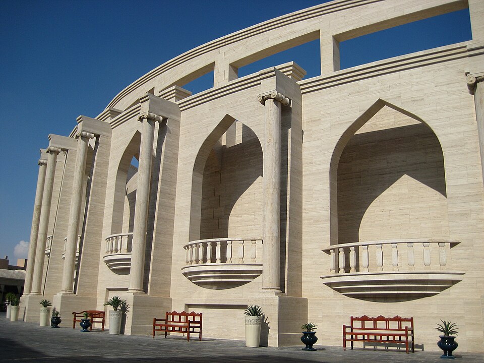 Los arcos de piedra clara del anfiteatro de Katara