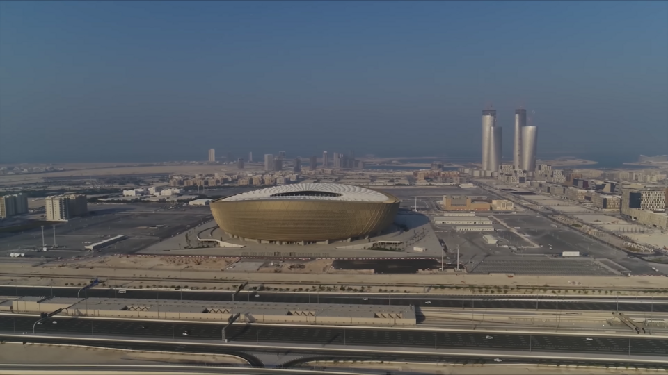 Vista aérea del estadio dorado de Lusail en la ciudad nueva
