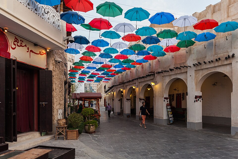 Un callejón del Souq Waqif cubierto de sombrillas de colores