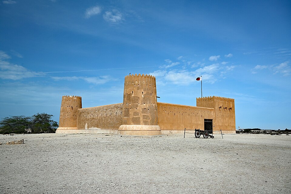 El fuerte de Al Zubarah con torres de adobe bajo un cielo azul